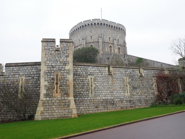 ウィンザー城（イギリス）。ロンドンの西34㎞に位置し、英王室の居城。貴族の所領を没収する勅令を発したジョン王だが、貴族たちが武装蜂起したため、王はこのウィンザー城に立てこもったという。ラウンドタワー（写真中央）に王室旗があるときは、国王が所在する。