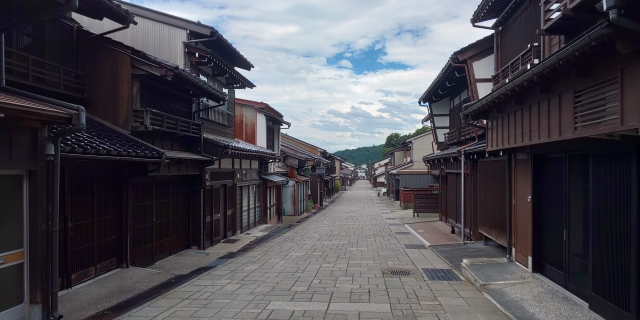 「おわら風の盆」のルートとなる富山県八尾町の伝統的な街並みも見どころ
