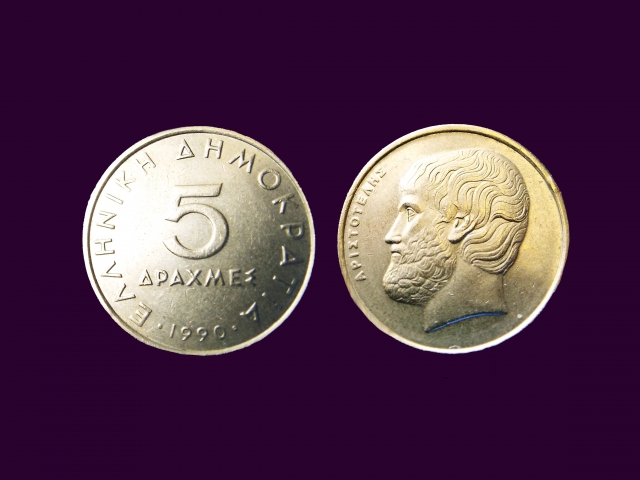 アリストテレスの肖像が入った「５ドラクマ硬貨」。ドラクマは古代ギリシャやヘレニズム世界で広く用いられた通貨単位。ギリシャ国の成立とともに1832年に復活。EU加盟の2001年まで使われた。アレクサンドロスは、アリストテレスを最高の師として尊敬していた。