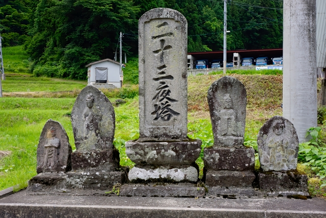 旧暦23日の月待の記念として、二十三夜講中によって造立された「二十三夜塔」