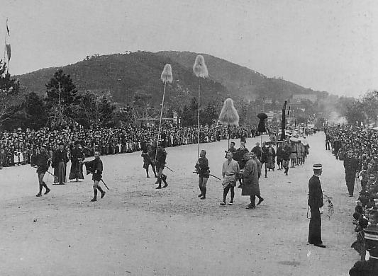 1895年（明治28年）の第1回「時代祭」- 淡交社「写真集成・京都百年パノラマ館」より　