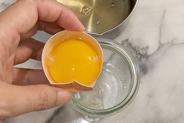 卵の白身と黄身を分け、黄身だけを取り分けます。