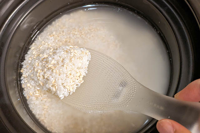 いつものお米に、水ともち麦を加えるだけです。