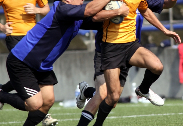 ラグビーなどのコンタクトスポーツでは、競技者同士の激しい接触が多い。