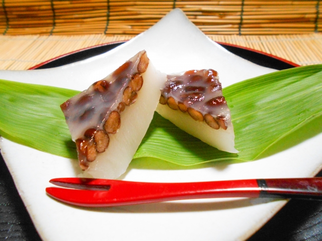 京和菓子の「水無月」。ベースの白い部分はういろうでできている。