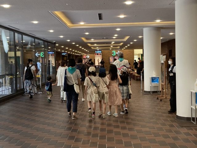 東京都美術館を探検中の子どもたちと、とびラ―。