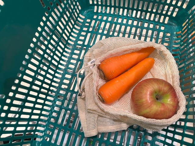 メッシュバッグの中に人参とリンゴが入っている写真