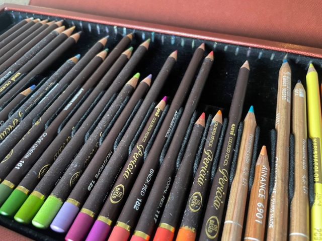 たくさんの色鉛筆が並びます。好みの色だけ減りが早い！