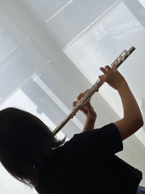 上のお子さんは学校の吹奏楽部でフルートも！常に音楽に触れている環境。※写真はご本人提供。