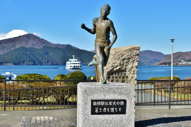 箱根・芦ノ湖の「箱根駅伝 栄光の碑」。第70大会を記念して建てられ、台座には歴代の優勝校の記録が刻まれている。