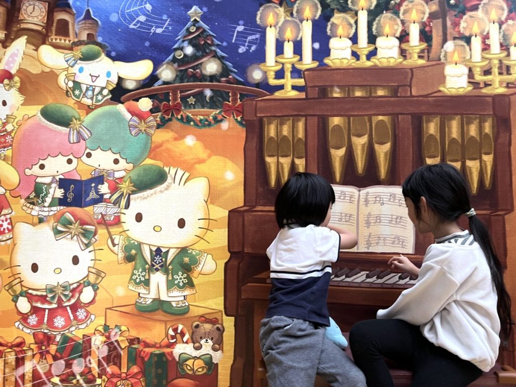 クリスマス限定イベントの「Puroland Christmas」のフォトスポット。まるでピアノを弾いているようなトリックアート写真が撮れます。