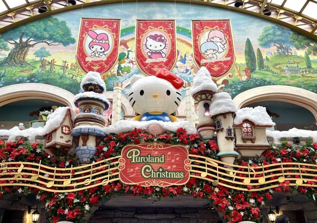 入り口では、クリスマス限定イベントの「Puroland Christmas」のデコレーションで飾られたキティーちゃんがお出迎え。