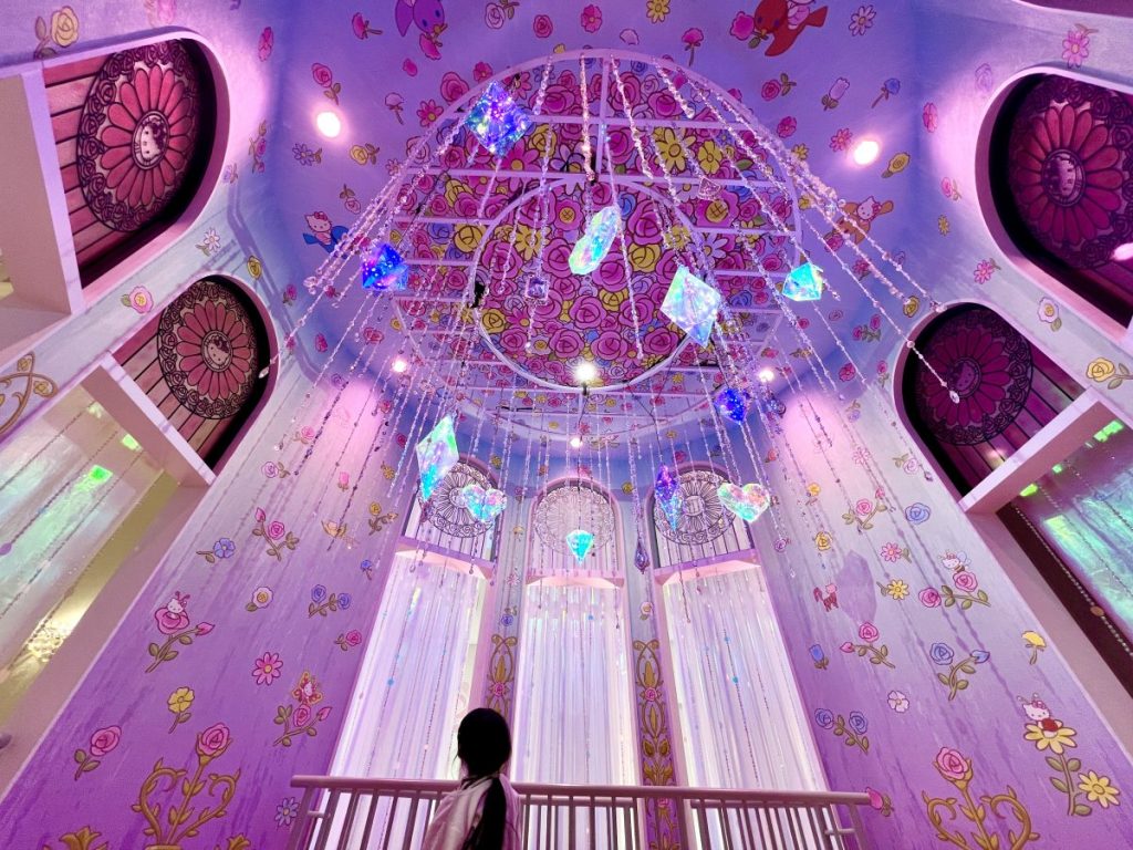 「レディキティハウス」の館内のオーロラをイメージした50周年の限定のデコレーション。