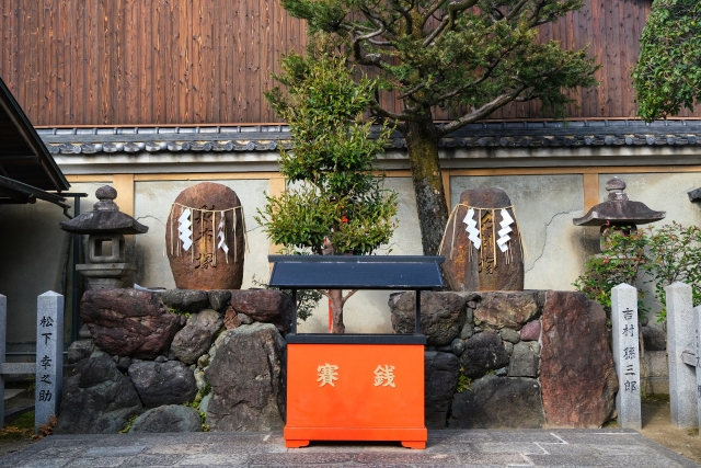 京都ゑびす神社（京都市東山区）の財布塚と名刺塚。古くなった財布と名刺を供養する。