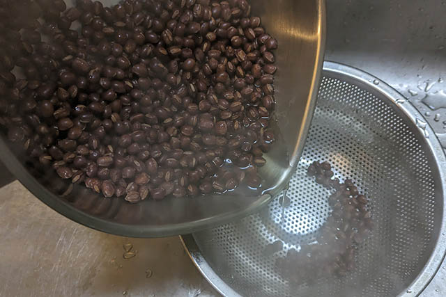 小豆のアクを抜き、煮る時間を短くするための工程です。