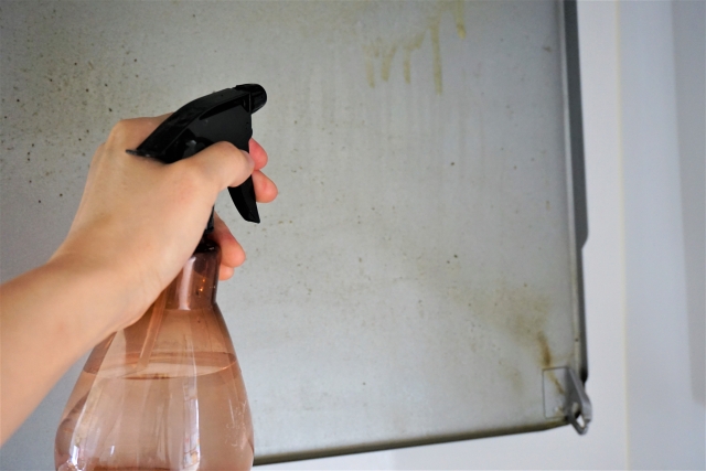 アルカリ電解水は家庭用洗浄剤として、落ちにくい油汚れの掃除に活用されている。