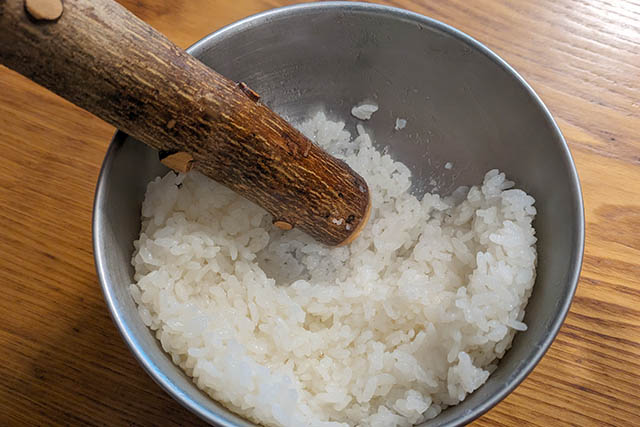 熱いうちに、すりこぎで米粒が半分残るように潰します。