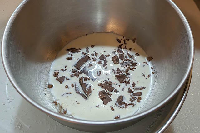 チョコレートを溶かすには50℃が適温です。高温で分離するので注意。