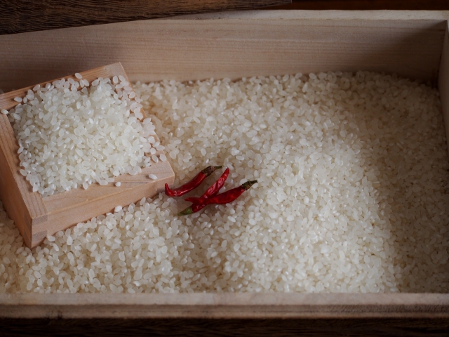 米びつに唐辛子を入れると防虫効果あり