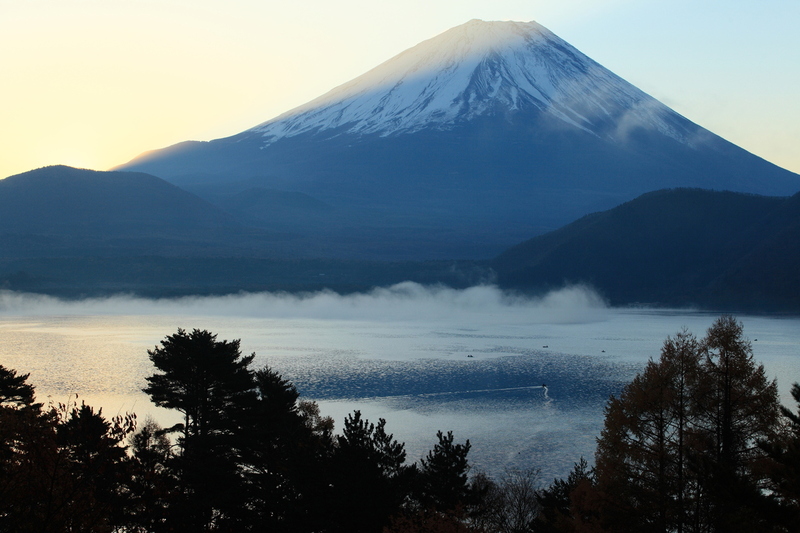 本栖湖からの夜明けの富士山