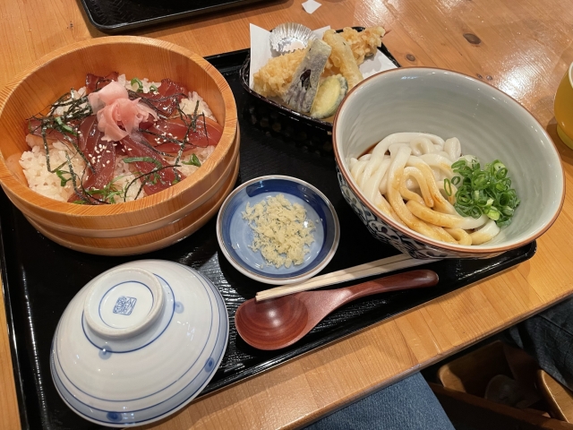 定食なら海鮮丼や手ごね寿司と合わせたメニューも人気です。
