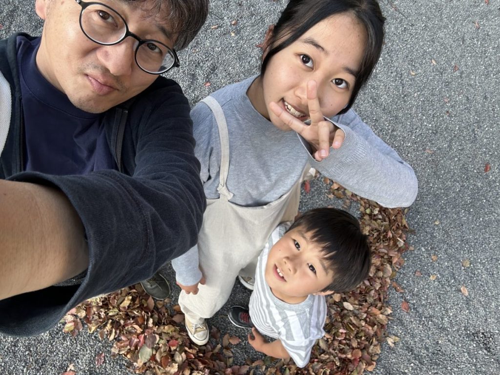 左から島崎さん、上の娘さんと二番目の息子さん