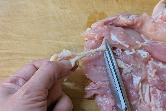 指で引っ張りながら、ハサミで切り取るか、包丁で削ぐときれいに外れます。