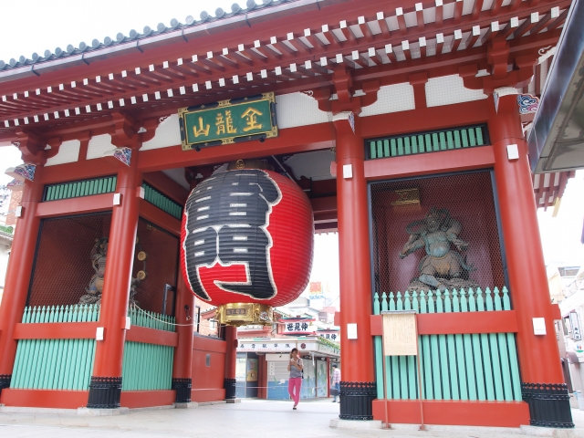 浅草のシンボル雷門(風雷神門)。浅草神社とゆかりのある浅草寺の総門にあたる。