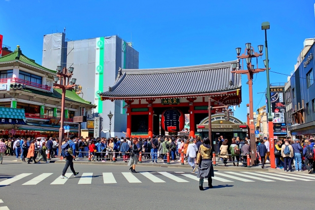 交通規制される雷門通り