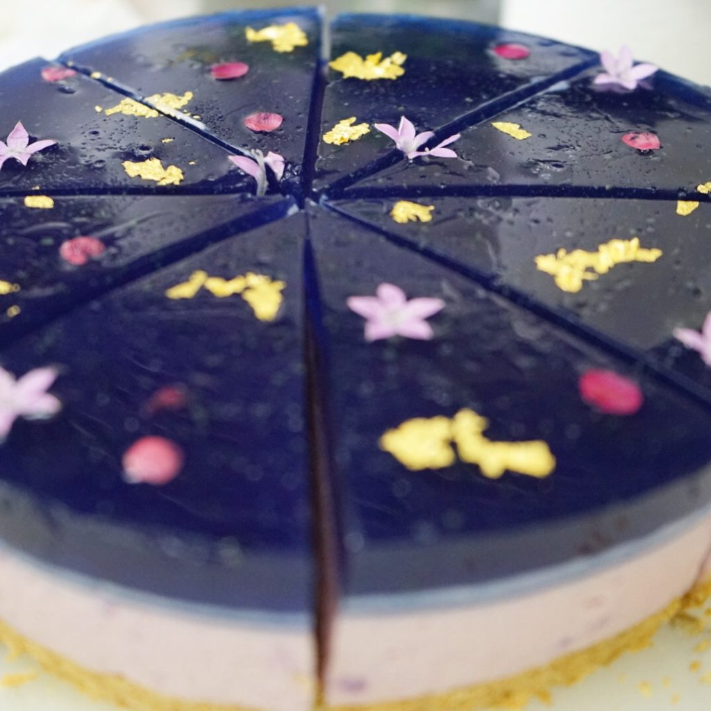 見た目も美しい紫芋のレアチーズケーキ
