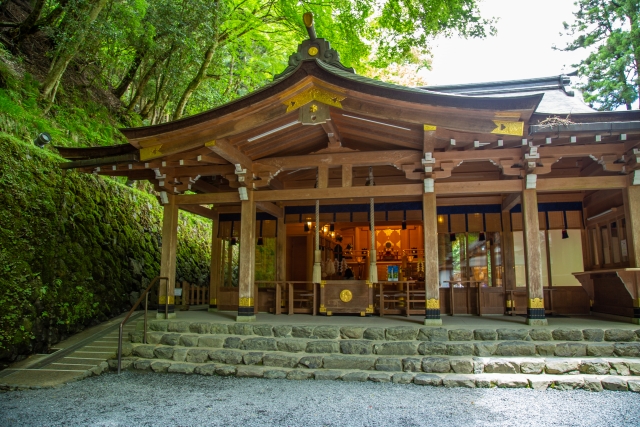 貴船神社・本宮。本宮本殿前の石垣から御神水が湧き出しており、おみくじはその御神水にひたすと文字が浮かび上がる水占みくじ。ご神水を持ち帰るための容器も売られている