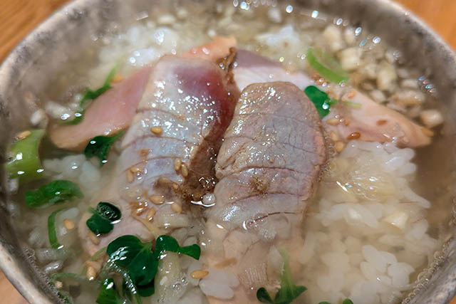 新鮮な魚に熱い汁がかかることで、刺し身がしゃぶしゃぶのような食感になるのが絶品。