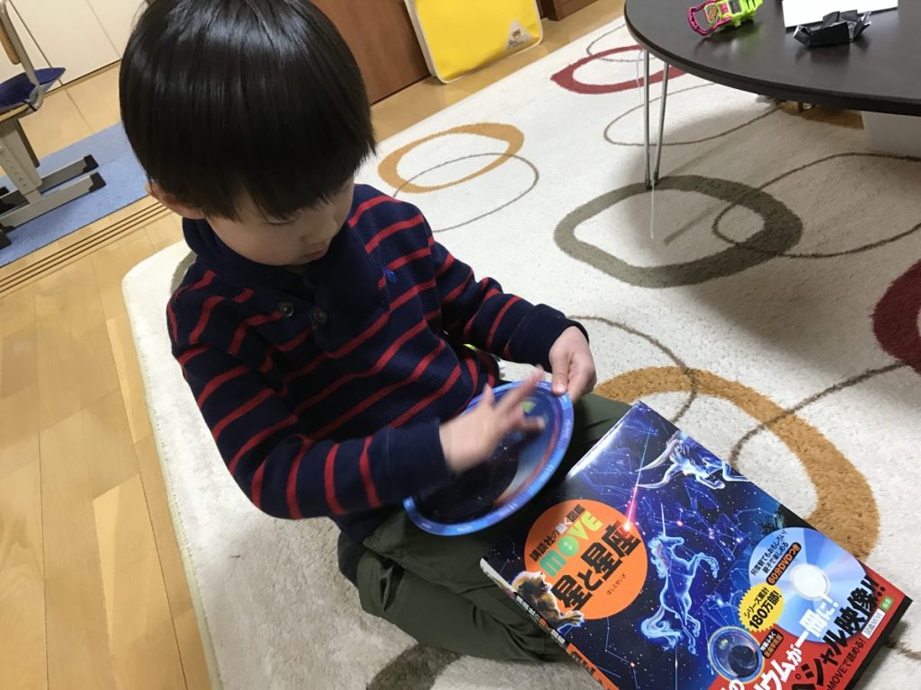 幼稚園の頃の沖本正太郎君。「ライフパーク倉敷科学センター」（岡山県）で宇宙の展示について解説しているところ。