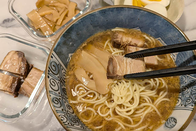 麺がのびないよう、サッと盛り付けて。