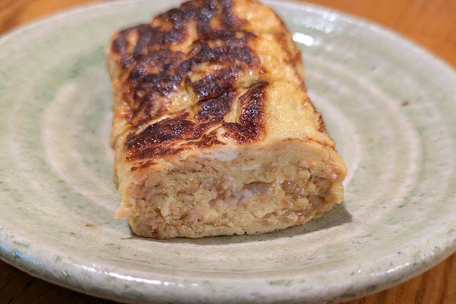 卵液に鶏そぼろを加えて焼きます。味付けは不要です。