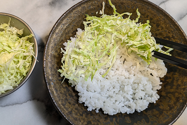 お好きな生野菜を盛り付けます。