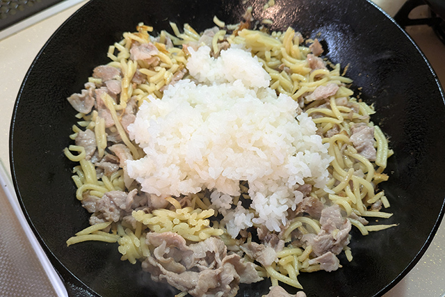 焼き目をつけることで、パラパラとした食感が生まれます。