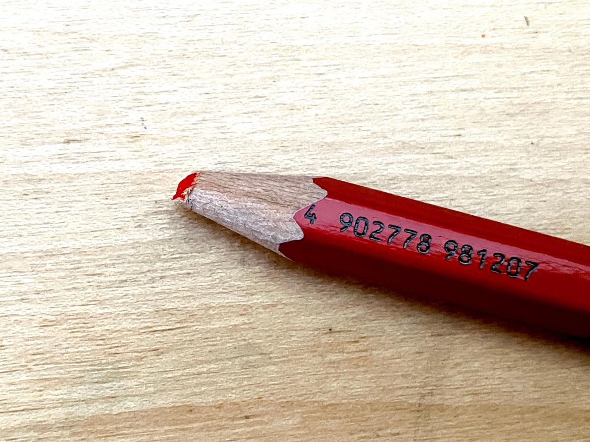 赤えんぴつは折れやすい？》芯を強くした赤えんぴつ、その名は