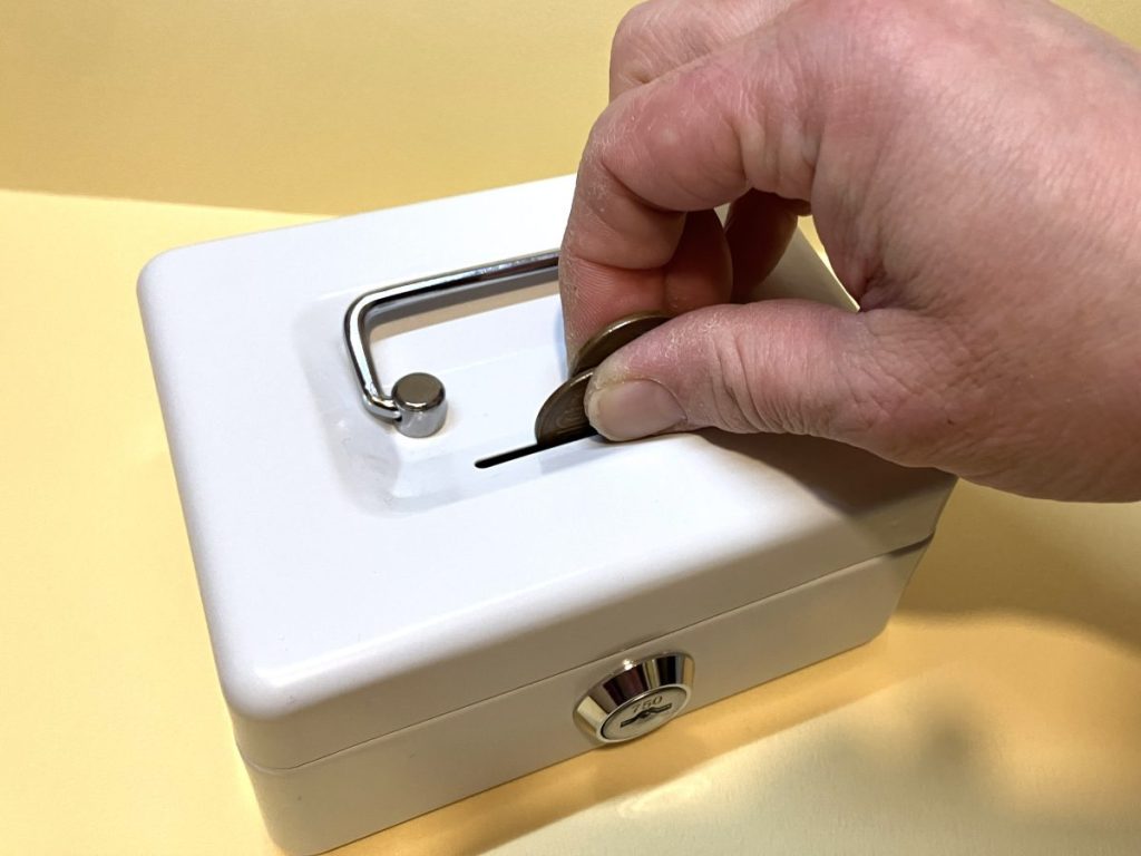 コイン投入口からお金を入れます