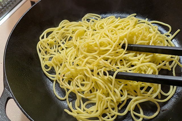 麵全体が温まると自然にほぐれてくるので、しっかりとほぐします。
