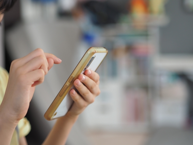 スマホをタップ