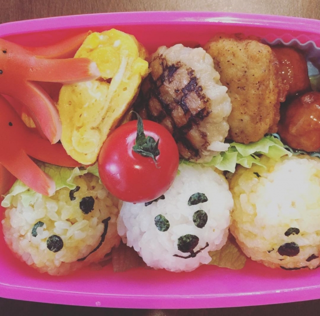 海苔パンチを使って顔を作るだけで、簡単にかわいらしく仕上がります。