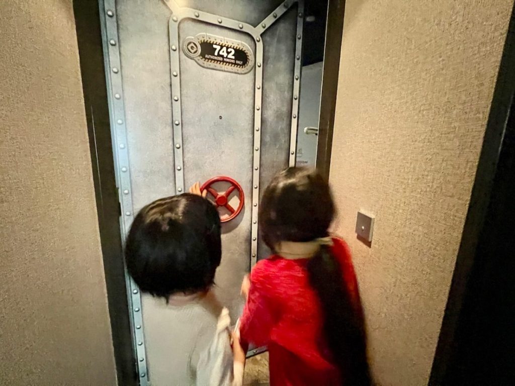 グルーの部屋のドアも特別なデザインです。
