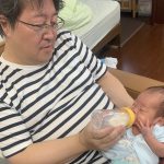 「おじいちゃんじゃなくてパパ?!」子どもが成人の時には76歳。保育園では祖父と間違えられ、年齢制限で学資保険にも加入できず…それでも楽しいシニア子育て