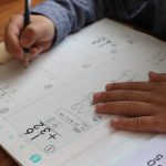 「うちの子宿題やらないんです…」が解消する！ 脳科学に基づいた子どもの“やる気スイッチ”を入れる方法【親野智可等先生に訊く｜前編】