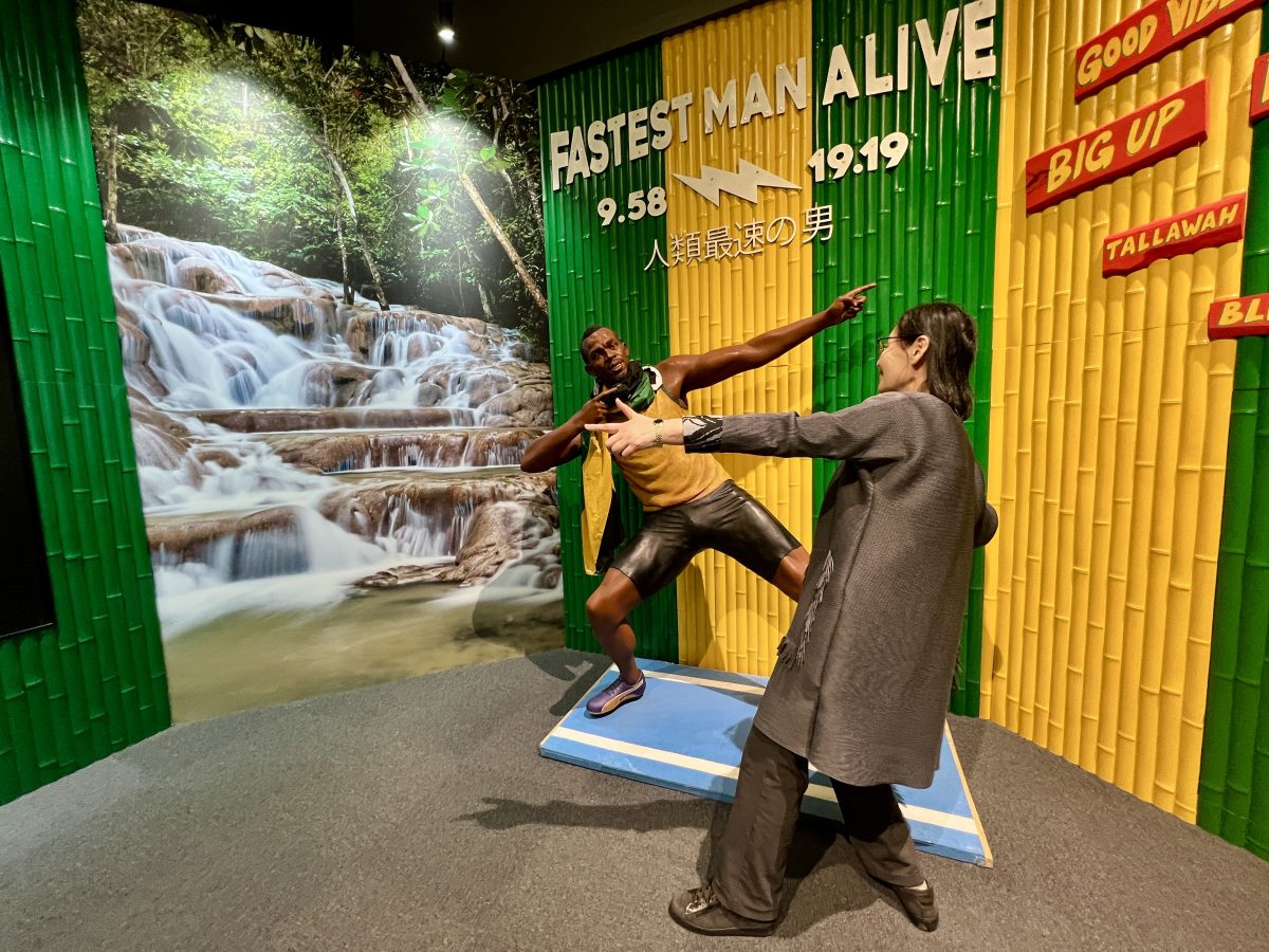 ジャマイカ館の100m走の世界記録を持つウサイン・ボルト選手とそっくりな人形と写真が撮れるフォトスポット。