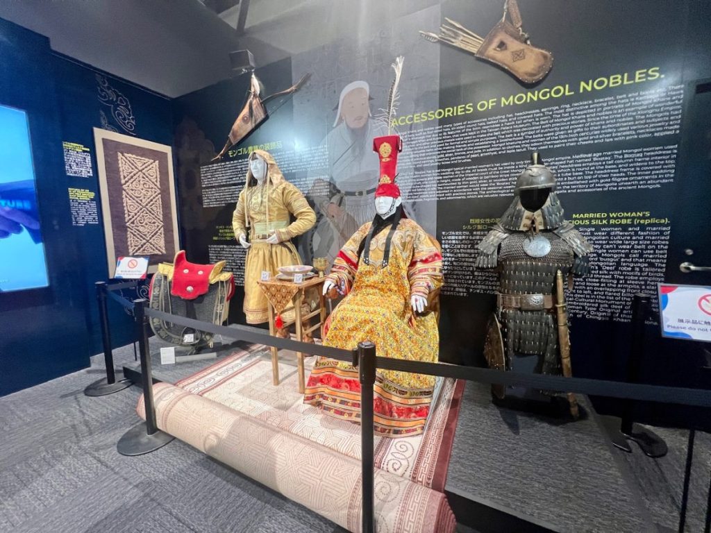 モンゴルの貴族衣装や甲冑の展示。