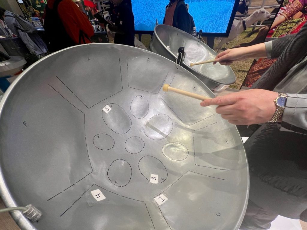 カリブ海の島国のトリニダード・トバゴ共和国のドラム缶から作られた楽器の「スティールパン」。演奏体験もできます。