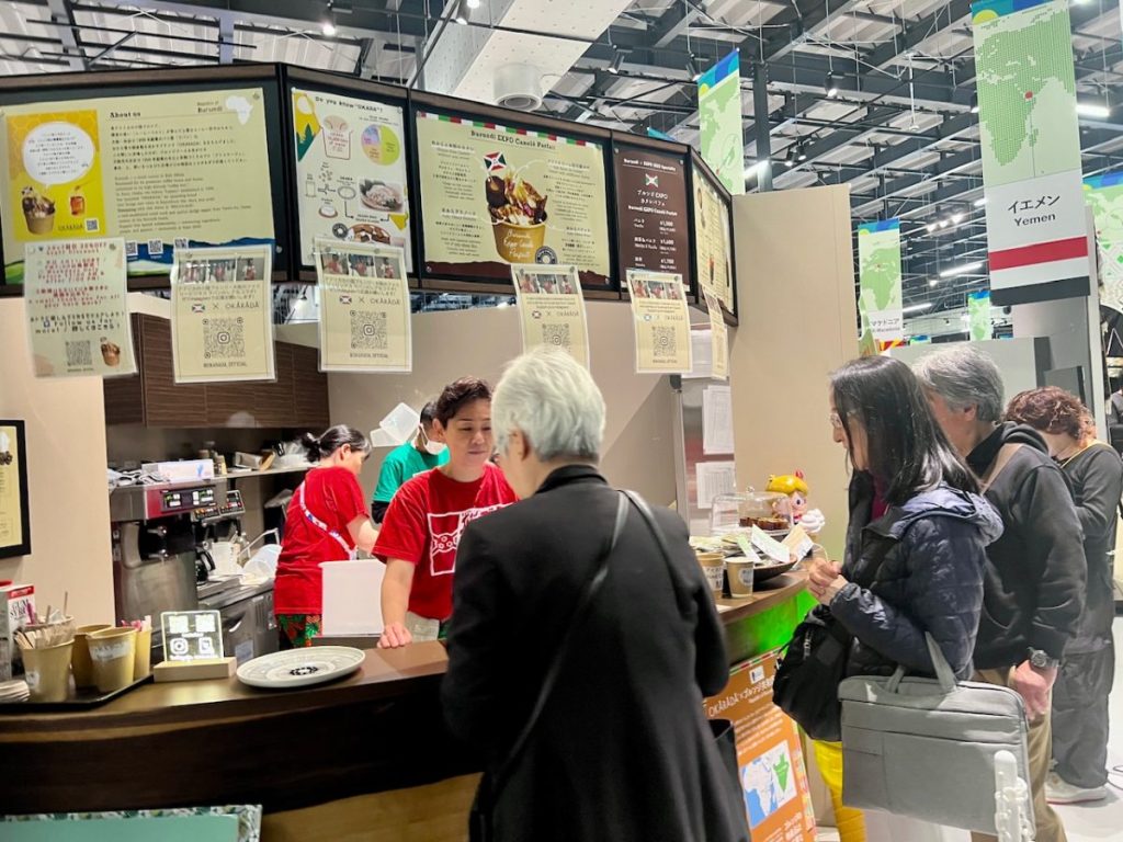 ブルンジ共和国のカヌレパフェやコーヒーが楽しめるフードスタンド。