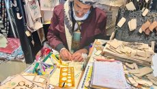 イエメン館の古代アラビア文字のキーホールダーを作ってくれるブース。
